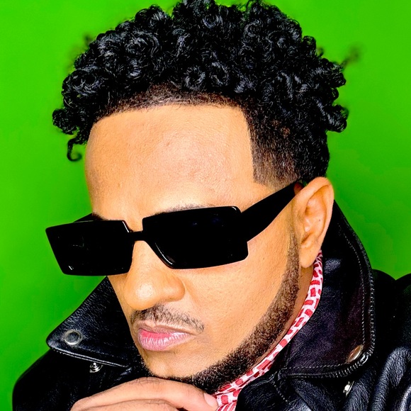 Meet your Posher, Ali - Picture 1 of 2